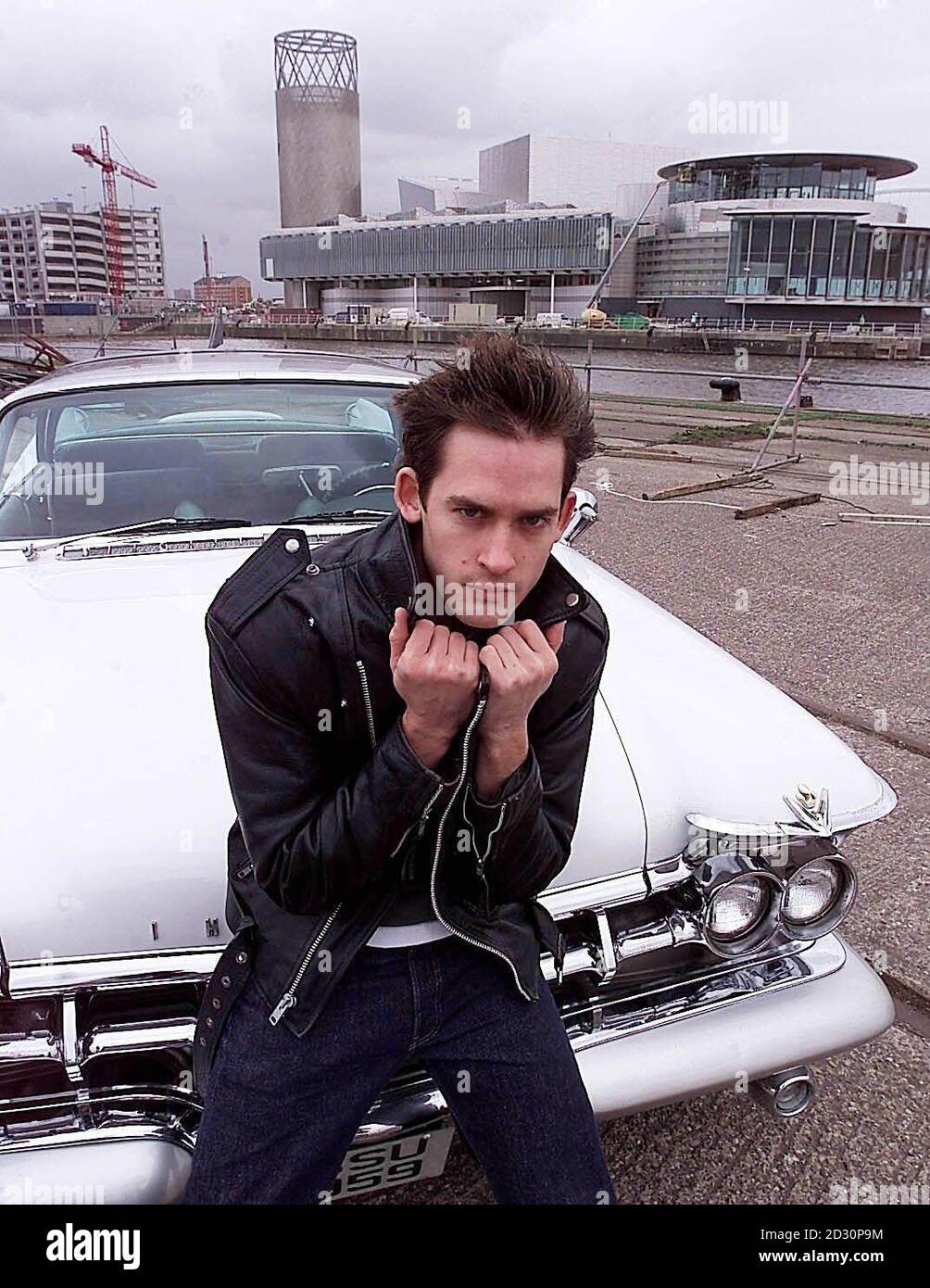 Il ballerino di balletto Will Kemp, soprannominato James Dean of Ballet, sarà protagonista di "Car Man" presso il nuovo centro espositivo di Lowry sul canale delle navi di Manchester a Salford Quays nel giugno 2000. Il Lowry Centre è un monumento commemorativo di 94 milioni di persone all'artista LS Lowry. * che aprirà nell'aprile 2000 con un cocktail spettacolare di musica, danza, teatro e fuoco. Foto Stock