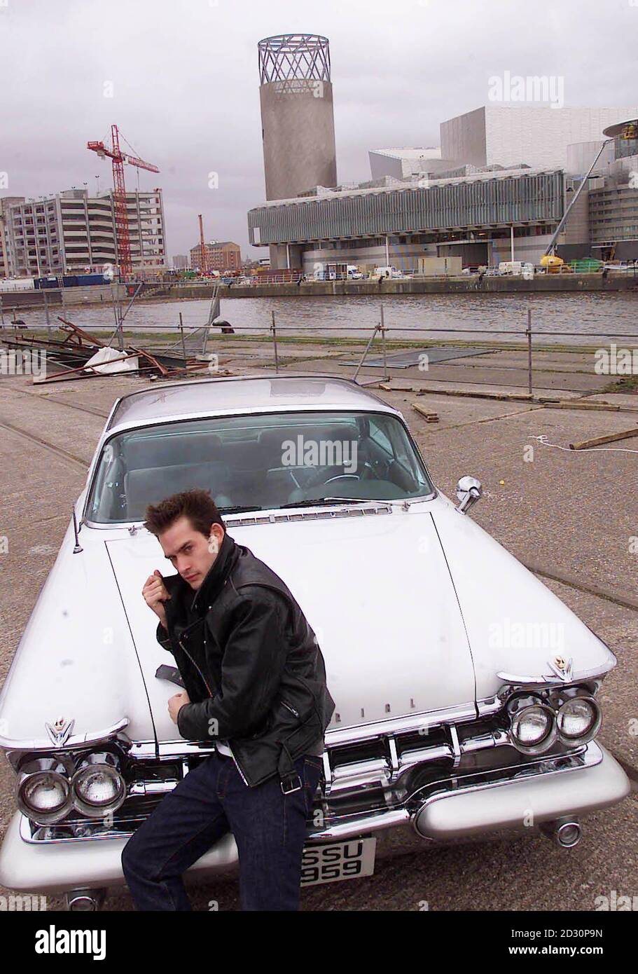 Il ballerino di balletto Will Kemp, soprannominato James Dean of Ballet, sarà protagonista di "Car Man" presso il nuovo centro espositivo di Lowry sul canale delle navi di Manchester a Salford Quays nel giugno 2000. Il Lowry Centre è un monumento commemorativo di 94 milioni di persone all'artista LS Lowry. * che aprirà nell'aprile 2000 con un cocktail spettacolare di musica, danza, teatro e fuoco. Foto Stock