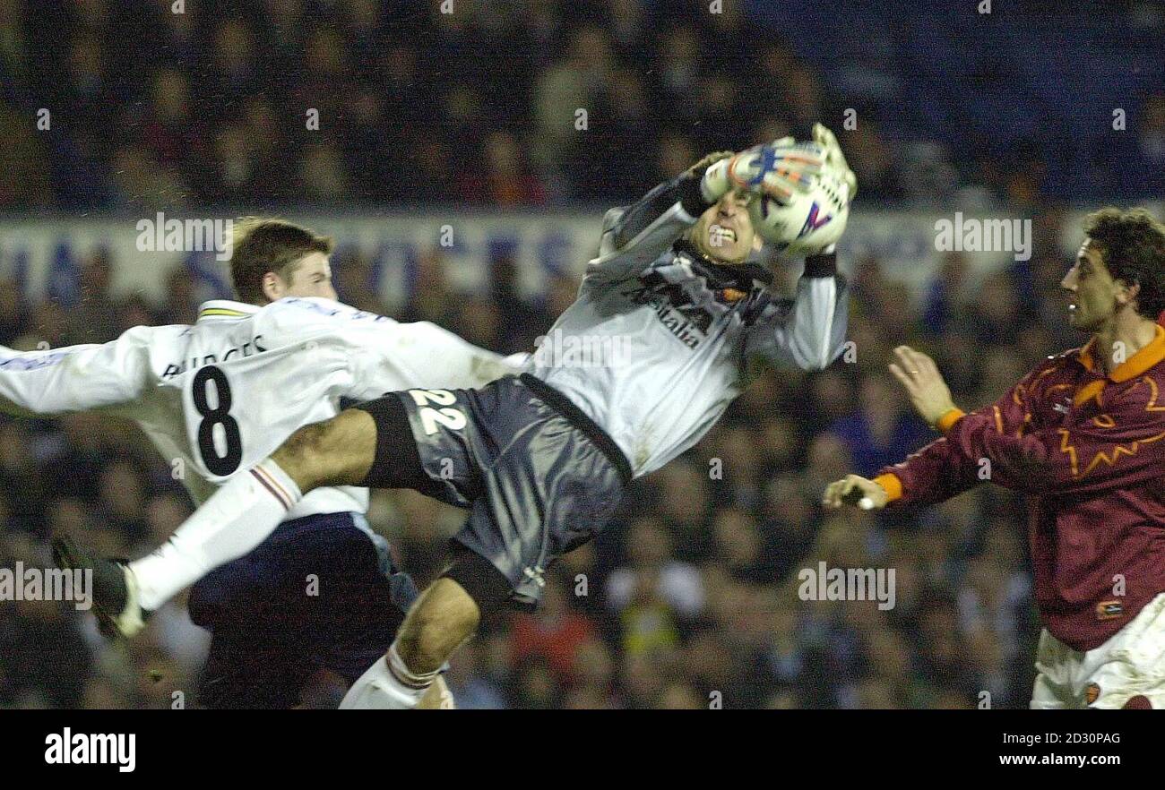 Questa immagine può essere utilizzata solo nel contesto di una funzione editoriale. Il portiere Rom Antonioli Francesco salva da Michael Bridges di Leeds durante la loro partita di calcio della Coppa UEFA della seconda tappa di Elland Road. Foto Stock