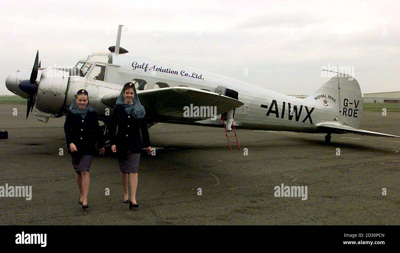 Accanto a un Avro Anson della seconda guerra mondiale si ergono due equipaggi di Gulf Air. L'Anson e altri aerei stanno volando verso il Bahrain per ricreare e celebrare il 50° anniversario del primo volo passeggeri in assoluto nella regione del Golfo. *nel 1950 Freddie Bosworth, pioniere dell'aviazione scozzese ed ex pilota della Royal Air Force, ha contribuito a formare la Gulf Aviation Company, ma è stato ucciso poco dopo, mentre ha fatto un test-flying a De Havilland dove nel Regno Unito. Foto Stock