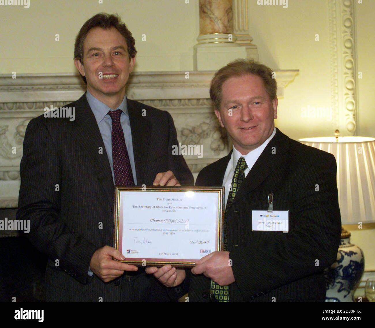 Primo Ministro Tony Blair con Kevin Satchwell della Thomas Telford School di Telford a Downing Street a Londra. Il primo Ministro ha partecipato ad un ricevimento per onorare 40 delle scuole più migliorate in Inghilterra negli ultimi quattro anni. *15/11/2000 la scuola statale ha dichiarato di essere diventata la prima completa a cui l'intera classe GCSE ha ottenuto i massimi voti dopo il 100% del suo anno 11 giovani punteggio cinque o più GCSE ai gradi DA A* a C. Che ha seguito un appello riuscito da un allievo che inizialmente è stato assegnato una D in un soggetto, ha permesso alla scuola di ruggire il campionato GCSE Foto Stock