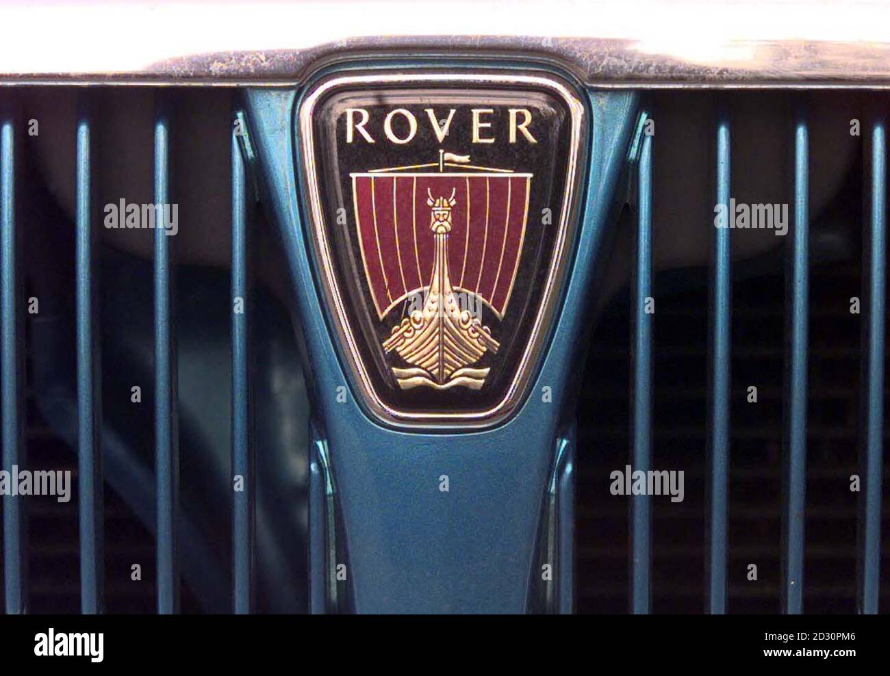 Un logo Rover e una griglia anteriore su una Rover 400 a Birmingham. I sindacati che rappresentano migliaia di lavoratori stanno cercando di garantire che i loro posti di lavoro siano sicuri, dopo che il proprietario tedesco BMW ha rifiutato di negare un rapporto che si tratta di vendere le sue fabbriche, compreso lo stabilimento di Longbridge. *i sindacati hanno avvertito 50,000 posti di lavoro sarebbero persi in tutto il West Midlands se Longbridge fosse chiuso. *16/03/2000 - fonti di industria hanno detto a PA News che Alchemy Partners intende acquistare la parte del leone del Gruppo Rover e rebranding l'azienda MG Car. Foto Stock