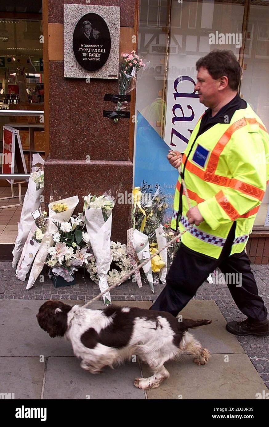 Un cane sniffer della polizia e un gestore di ricerca dal memoriale a Jonathan Ball e Tim Parry a Warrington. La Duchessa di Kent dovrebbe aprire ufficialmente un centro di pace di 3 milioni di persone, dedicato ai due ragazzi che hanno perso la vita in un'esplosione di bombe dell'IRA. Foto Stock