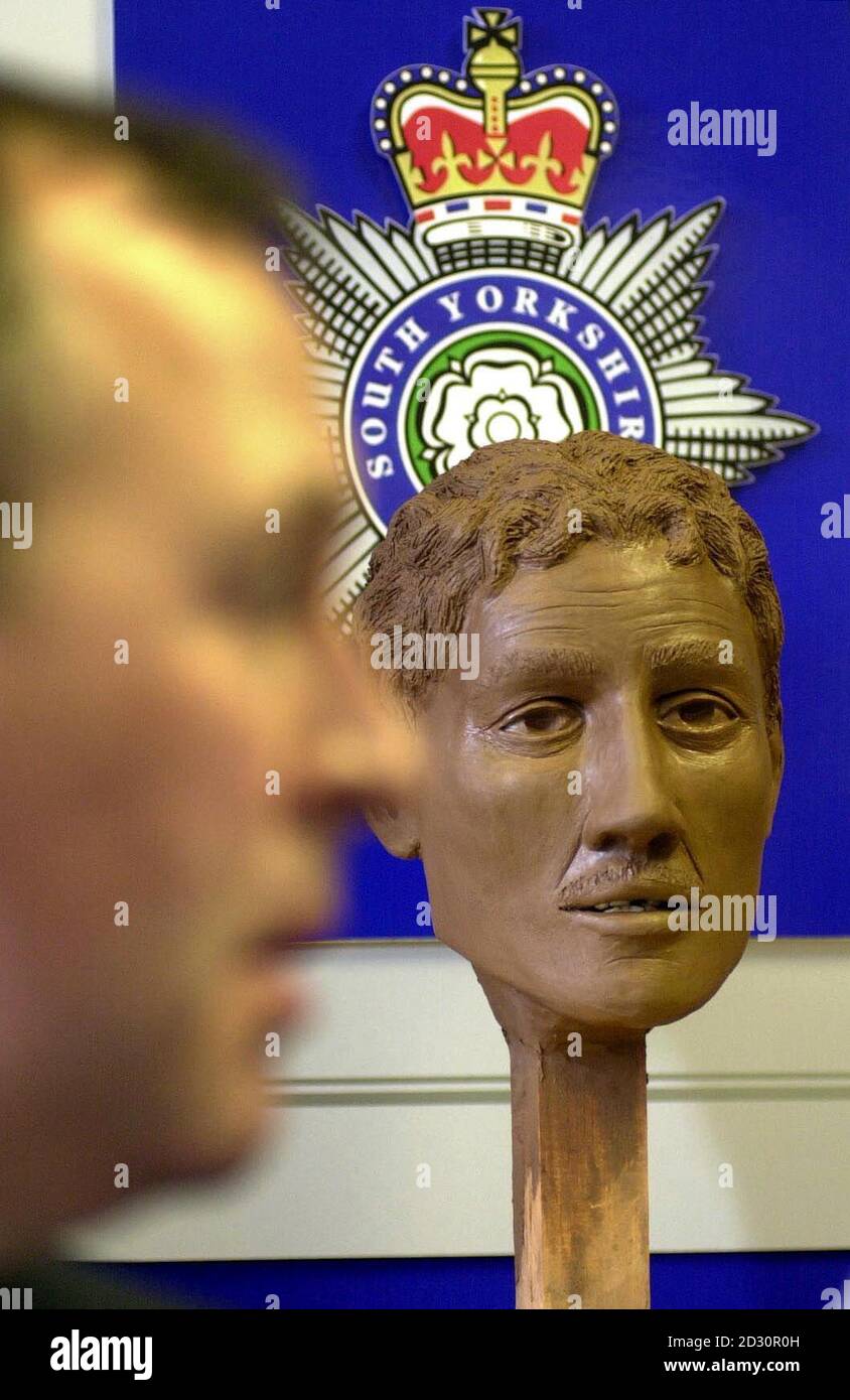DET. Suppl. Bob Varey a Sheffield, con un modello a grandezza naturale di una testa che potrebbe portare all'identificazione di una vittima di omicidio il cui corpo è stato trovato scaricato in una borsa sotto una siepe in Kettlebridge Road, Attercliffe, Sheffield. * la raccapricciante disoveria ha scatenato una massiccia caccia agli omicidi, ma la polizia del South Yorkshire non è stata in grado di identificare la vittima. Il responsabile, creato dal personale del Centro Legale medico di Sheffield sotto la direzione dell'antropologo forense Martin Everson, sarà presentato su "Crimewatch" su BBC1. Foto Stock