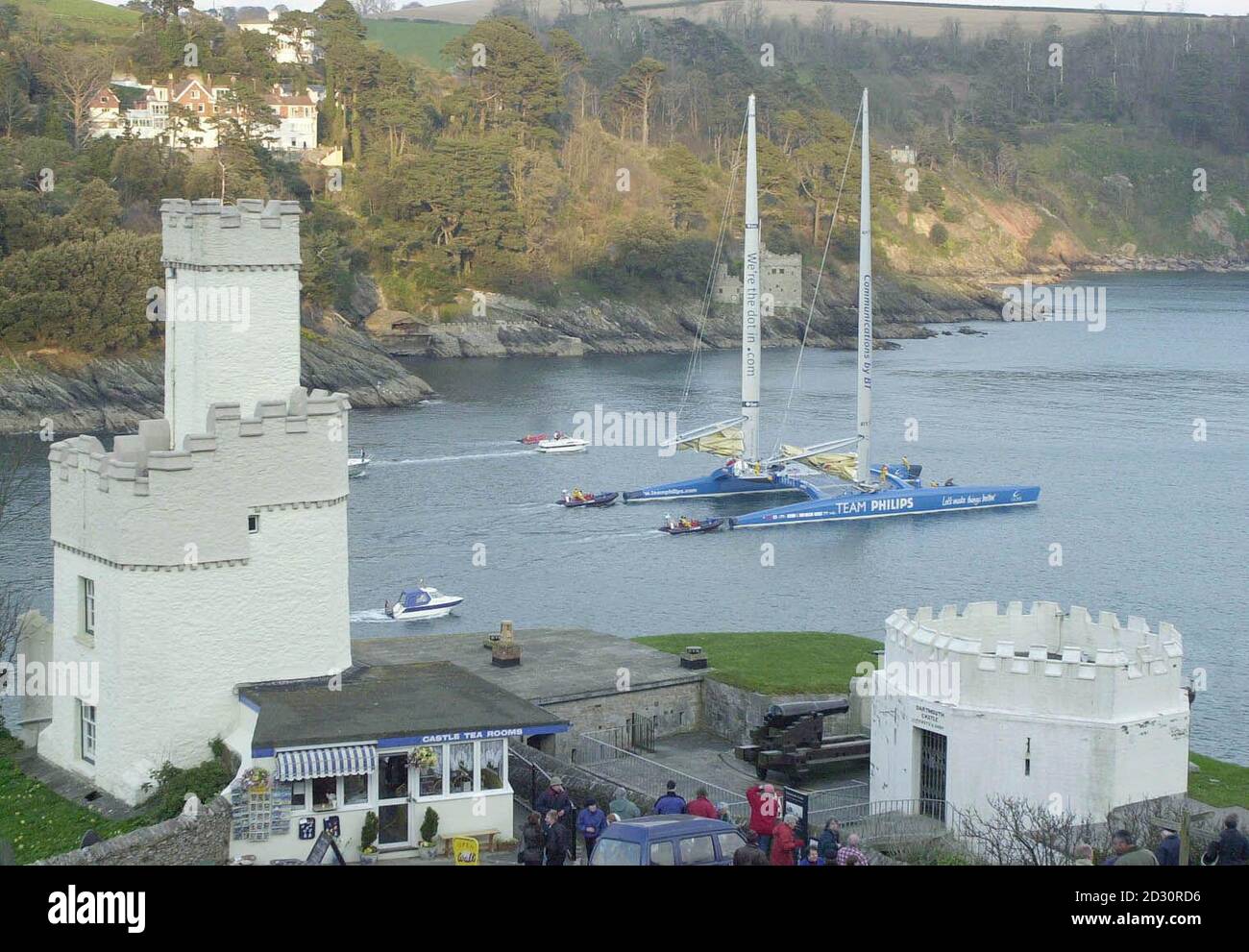 "Team Philips" si sposta oltre il castello di Dartmouth e si avvia in un programma di prove in mare della durata di cinque giorni. Il gigantesco catamarano da 4 milioni costruito dall'eroe delle corse oceaniche Pete Goss ha messo in moto il suo primo viaggio importante, una prova di cinque giorni in mare Atlantico. Foto Stock