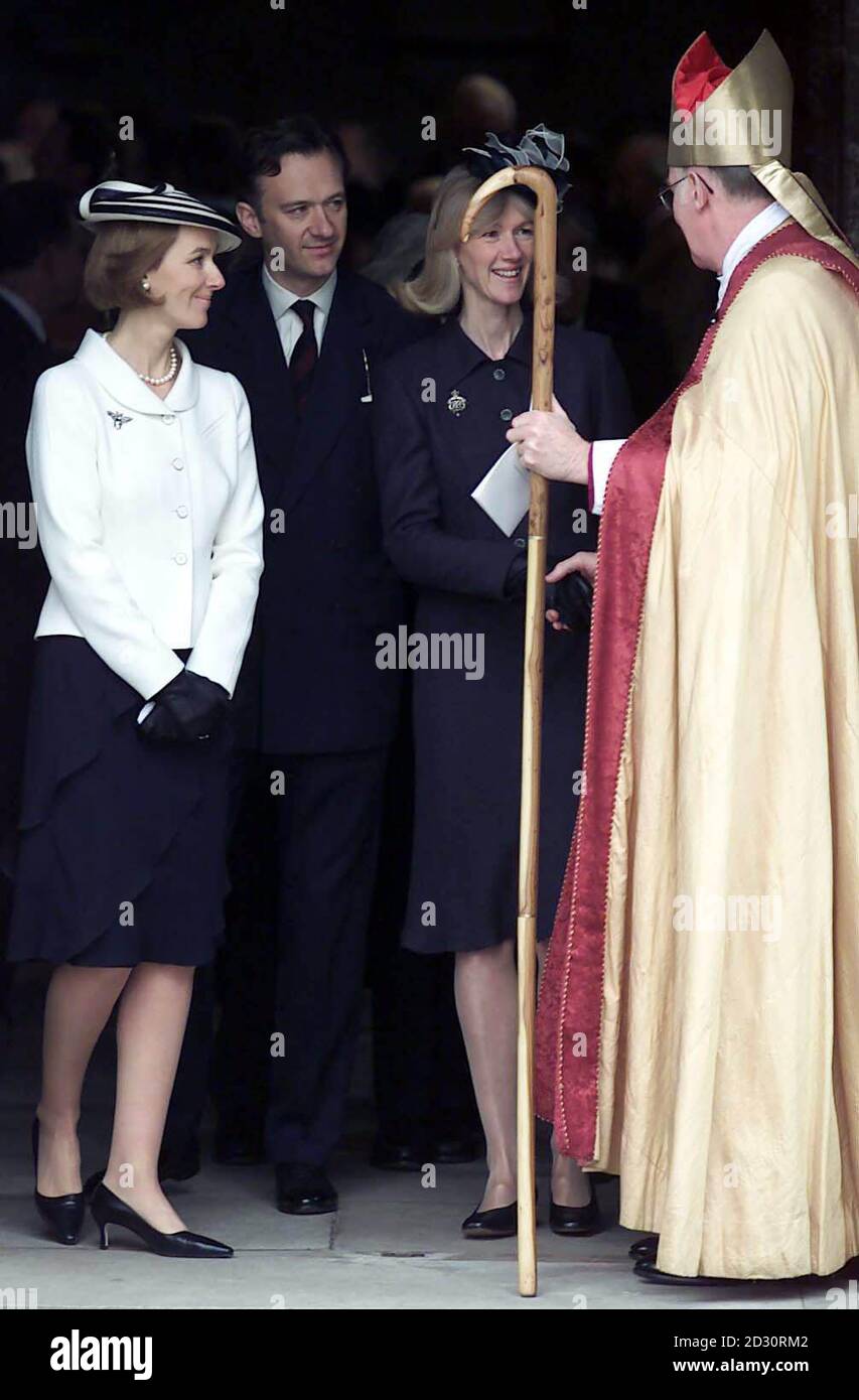 I figli del defunto Michael Colvin MP (da sinistra a destra) Arabella Gaggero, Jamie Cayzer-Colvin e Amanda Ponsonby ringraziano il Vescovo di Winchester il Rt Rev Michael Scott-Joynt dopo il servizio memoriale ai loro genitori. * morirono tragicamente in un inferno nella loro residenza Tangley Hall vicino Andover il 24 febbraio. Il servizio si è svolto presso l'Abbazia di Romsey. Foto Stock