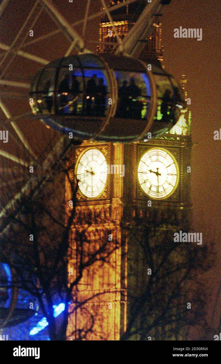 Una capsula sul BA London Eye, di fronte al Big ben presso la Houses of Parliament nel centro di Londra, durante il primo giro notturno ufficiale della più recente attrazione turistica di Londra. Il BA London Eye è ora aperto e continua le corse fino alle dieci di sera. Foto Stock