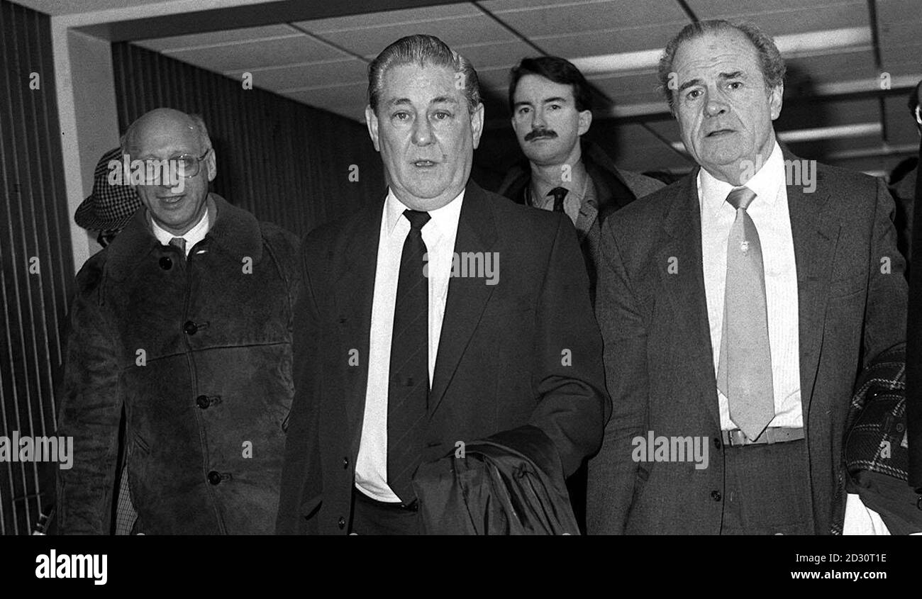 La delegazione della difesa laburista all'aeroporto di Heathrow, di ritorno dall'Unione Sovietica. (l/r) Sottosegretario agli Esteri ombra Gerald Kaufman, Tony Clarke dell'Unione dei lavoratori della comunicazione, Peter Mandelson MP e Ron Todd Segretario Generale della TGWU> *Ron Todd è l'Unione Generale dei lavoratori e dei transitori. I delegati si trovavano in Russia per mettere insieme una politica di difesa laburista per le prossime elezioni. Foto Stock
