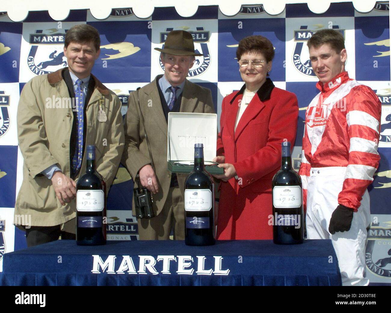 (L-R) Etienne Bault, direttore marketing di Martell, allenatore Philip Hobbs, proprietario Karola Vann e Jockey R Johnson, che ha vinto la prima gara su Phardante Flyer ad Aintree. Foto Stock