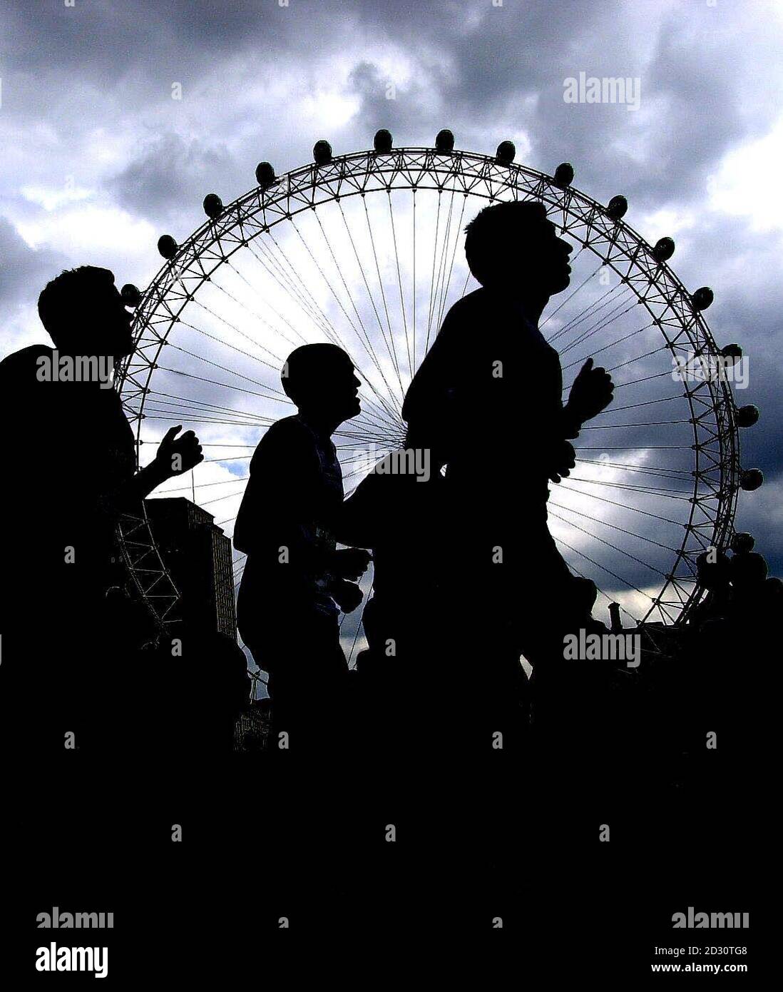I corridori della maratona passano il London Eye durante la maratona di Londra Flora 2000. 28/02/03 : Chris Brasher, co-fondatore della London Marathon, è morto questa mattina all'età di 74 anni, ha detto London Marathon Limited. Brasher ha organizzato la prima maratona di Londra nel 1981 dopo essere stata ispirata all'evento New Yorks. Foto Stock