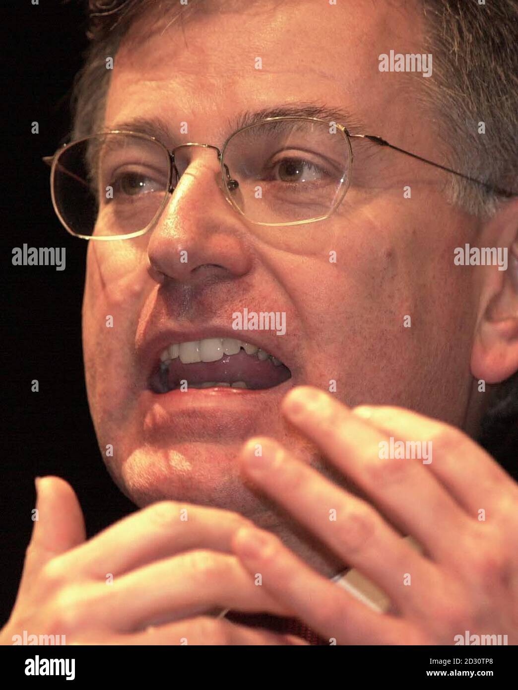 Il Segretario per il Commercio e l'industria Stephen Byers nell'ultimo giorno del Congresso dell'Unione Scottish Trades al Centro Internazionale delle conferenze di Edimburgo. Il Sig. Byers ha evidenziato le limitazioni alla costruzione di nuove centrali elettriche a gas. * ha inoltre dichiarato come si potrebbero offrire aiuti per aiutare l'industria carboniera in questo periodo di transizione. 16/3/01: Decine di milioni di sterline sono destinati ad aiutare le imprese a modernizzare e diversificare un anno dopo la decisione shock da parte del gigante tedesco BMW auto di rompere il gruppo Rover. Il costruttore britannico, da allora rinominato MG Rover, si è ripreso dal colpo di b Foto Stock