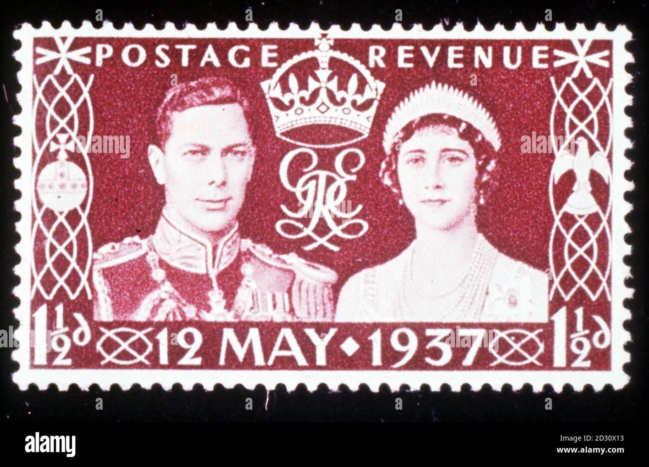 Una foto di un francobollo precedentemente emesso con la Regina Madre e il Re Giorgio VI. Vengono emessi francobolli che presentano quattro generazioni della Famiglia reale per commemorare il centesimo compleanno della Regina Madre. * la Royal Mail sta producendo un foglio in miniatura di quattro francobolli 27p con ritratti della Regina Madre, della Regina, del Principe di Galles e del Principe Guglielmo ambientato in una più ampia foto di gruppo. Foto Stock