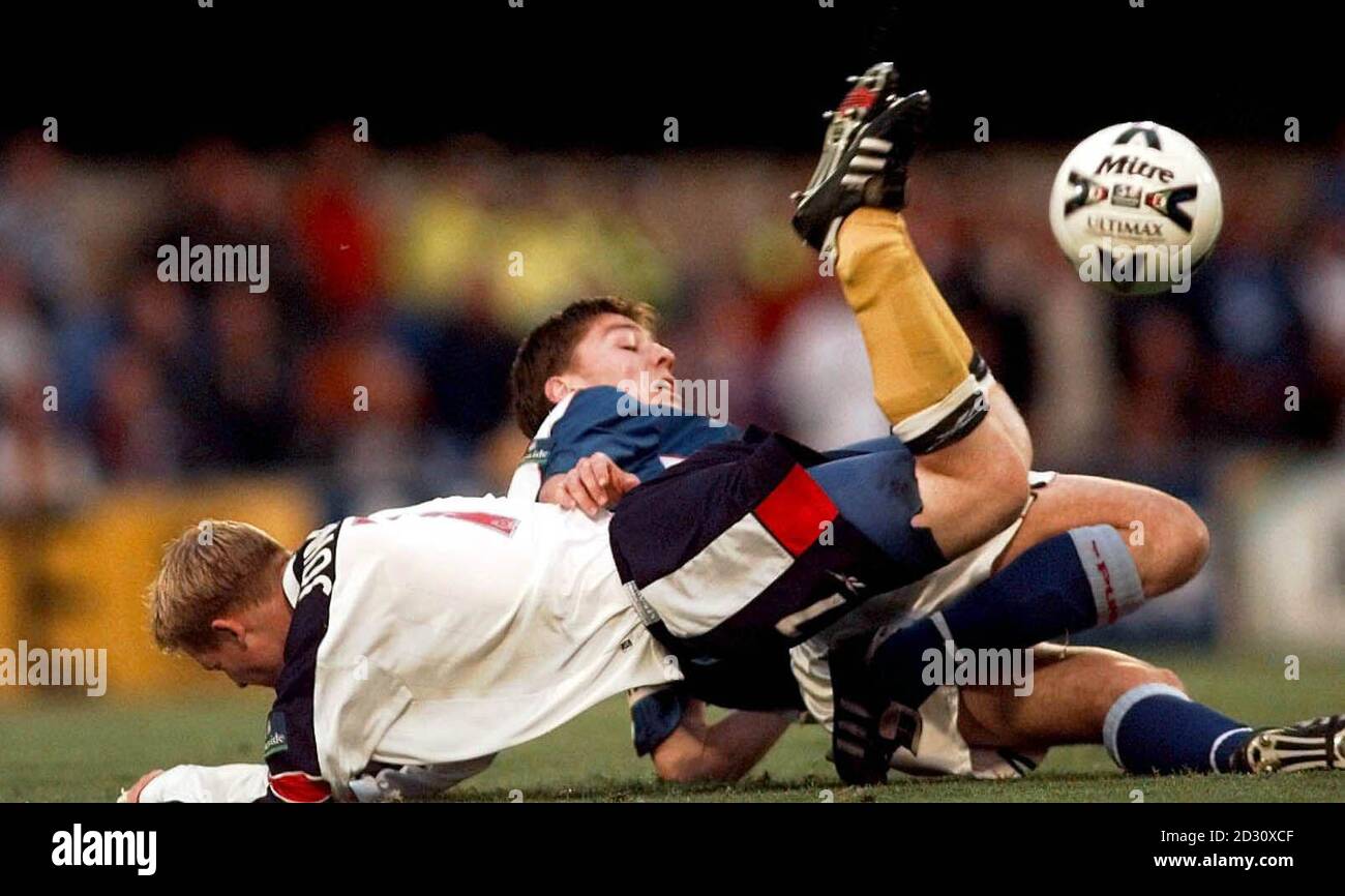 Michael Johansen di Bolton (a sinistra) si incomuna per la palla con Matt Holland di Ipswich Town durante la semifinale di oggi, mercoledì 17 maggio 2000 Nationwide Division One a Portman Road, Ipswich. Punteggio finale : Ipswich Town 5 Bolton 3 (Agg 7-5). Foto Stock