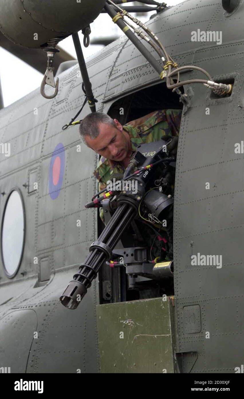 Volo Sargeant Bob Ruffles controlla una pistola Chinook M60 al lungi Airbase Serria Leone . Gli equipaggi di elicotteri British Royal Air Force Chinook stanno tenendo un occhio vigile per qualsiasi segno di attività ribelle. * anche se sono principalmente i cavalli da lavoro delle forze britanniche nello stato dell'Africa occidentale lacerato da conflitti, ferrando le truppe e le attrezzature, essi offrono anche una dimensione aggiuntiva per i comandanti che cercano di rintracciare il RUF ribelle. Foto Stock