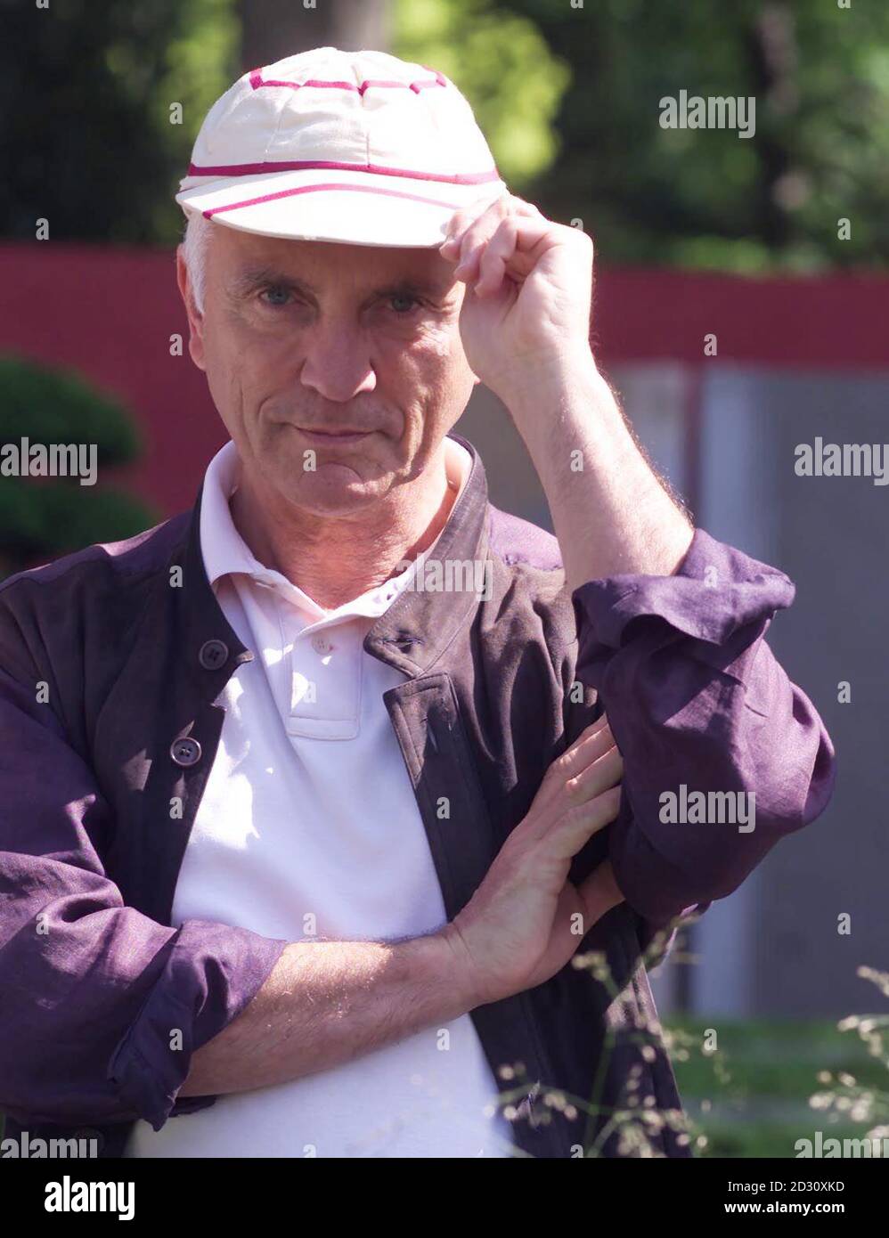 L'attore veterano Terrence Stamp al Chelsea Flower Show, indossando un cappellino della scuola dell'imbarcazione superiore di Etonian dato a lui da un amico allo spettacolo. Il Chelsea Flower Show si è tenuto per la prima volta nel 1888 nei Temple Gardens sull'argine. Foto Stock