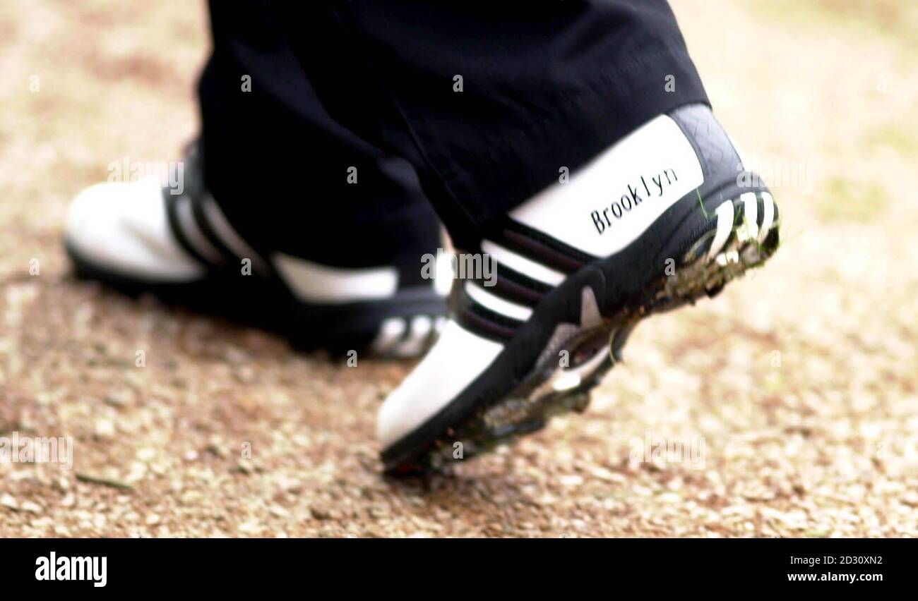 Il calciatore inglese David Beckham, indossando scarpe da golf che portano  il nome del figlio di Brooklyn, cammina sul campo al Bearwood Lake Golf  Club di Wokingham. * ...before Inghilterra gioca a