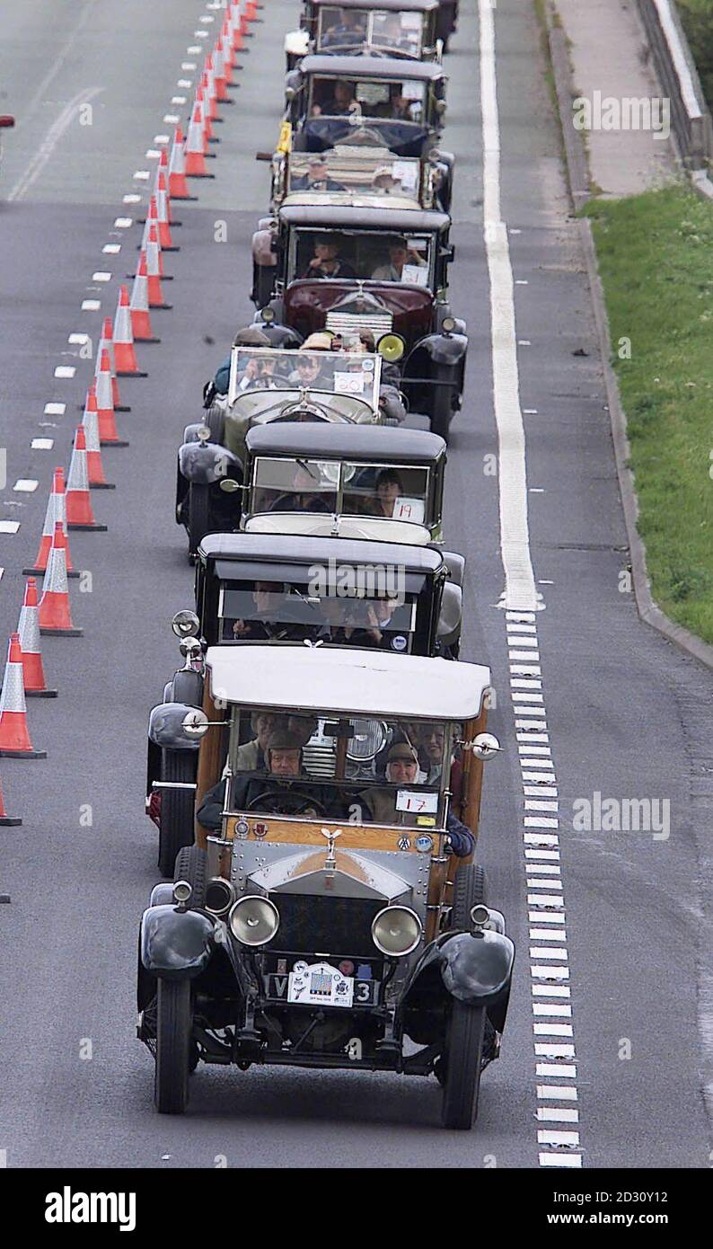 Rolls Royces si fanno strada lungo la A55 durante il tentativo record mondiale per il maggior numero di Rolls-Royce in movimento in un'unica linea in una volta a Chester. 405 auto d'epoca e nuove classiche, per un valore complessivo di 15 milioni di euro, hanno tentato di rompere il record. * che attualmente si trova a 232 auto. Foto Stock