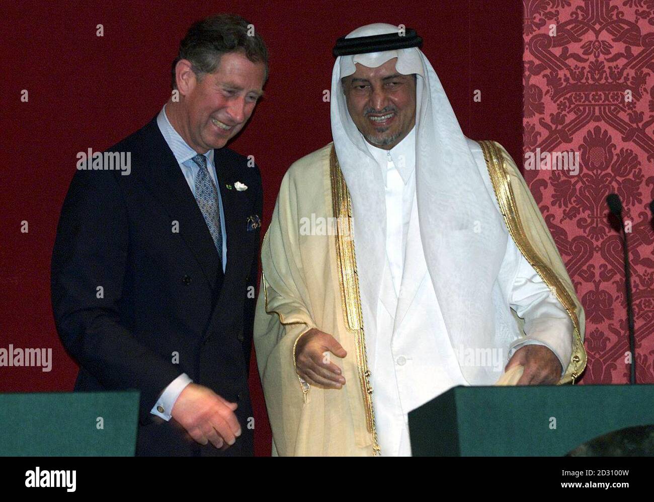Il Principe del Galles (L) partecipa a un ricevimento per lanciare la sua mostra congiunta di dipinti con il Principe Khalid al-Faisel al-Saud, presso la Banqueting House di Whitehall, nel centro di Londra. Foto Stock