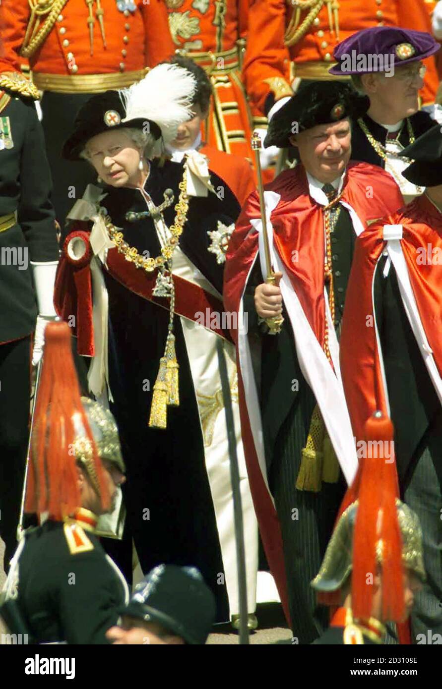 La Regina partecipa alla cerimonia dell'Ordine del Garter alla Cappella di San Giorgio, Castello di Windsor. Foto Stock