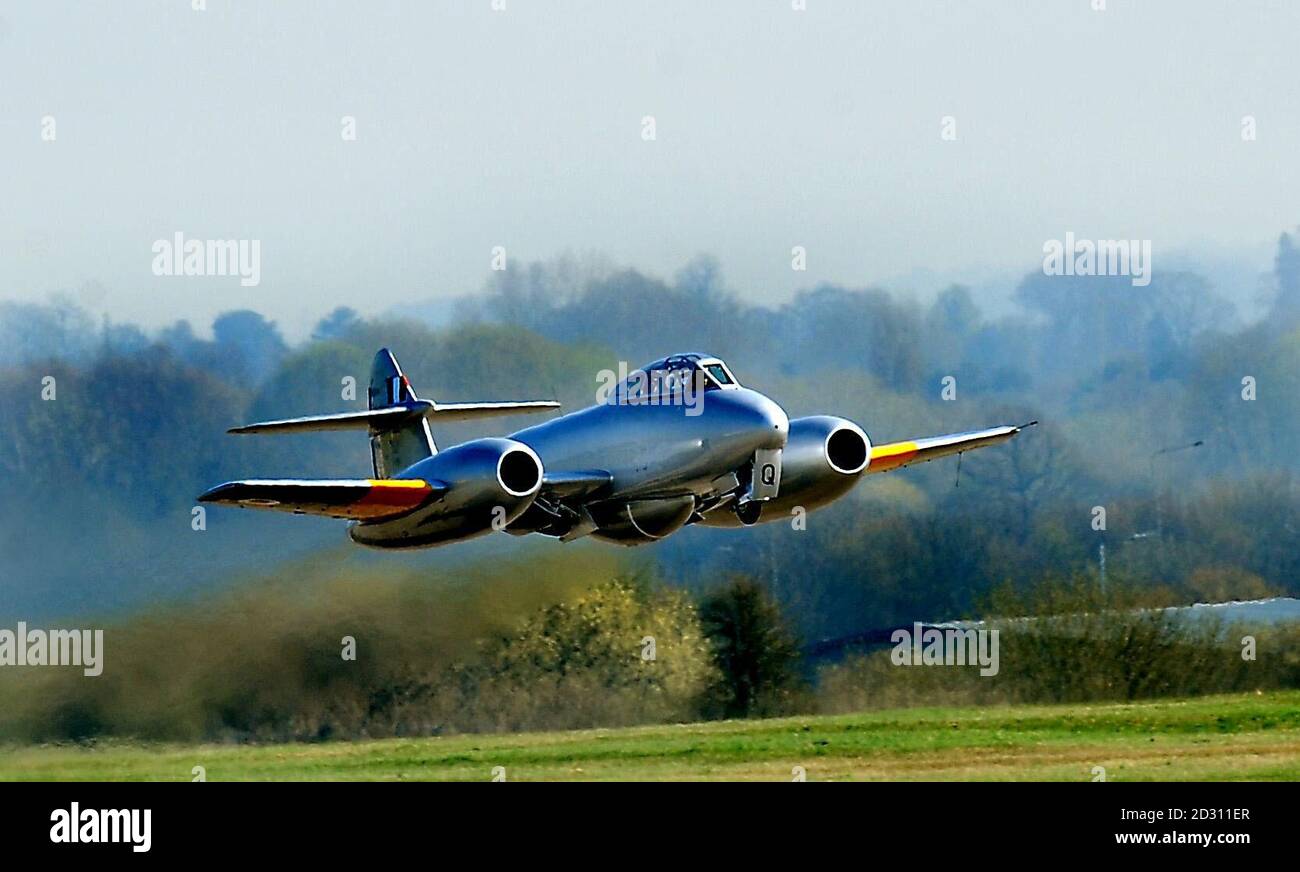 The Classic Aircraft Trust's Gloster Meteor T7 durante un volo all'aeroporto di Coventry. Il Meteore è il più vecchio jet-Aircraft volabile della Gran Bretagna, costruito nel 1949, e l'unico Meteore in volo in Gran Bretagna. Foto Stock