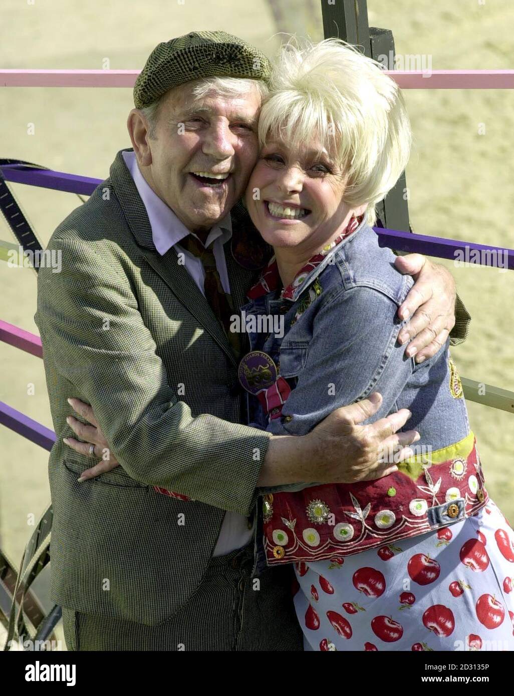 Sir Norman Wisdom e Barbara Windsor si abbracciano durante la cerimonia di compleanno della Regina Madre alla Horse Guards Parade di Londra. Foto Stock