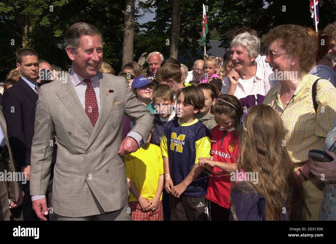 Il Principe del Galles incontra la folla al suo arrivo al Machynlleth Care Center, durante una visita al Galles del Nord. Foto Stock