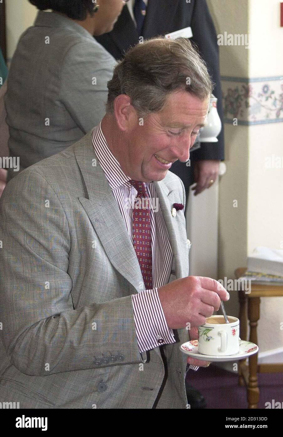 Il Principe del Galles ha una tazza di tè durante una pausa al Machynlleth Care Center, durante una visita al Galles del Nord. Foto Stock