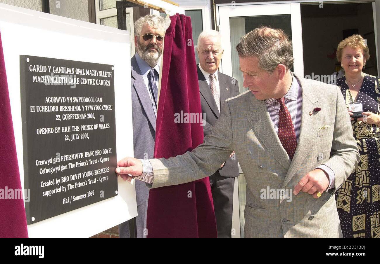 Il Principe del Galles svela una targa all'apertura ufficiale del Centro di cura Machynlleth, durante una visita nel Galles del Nord. Foto Stock