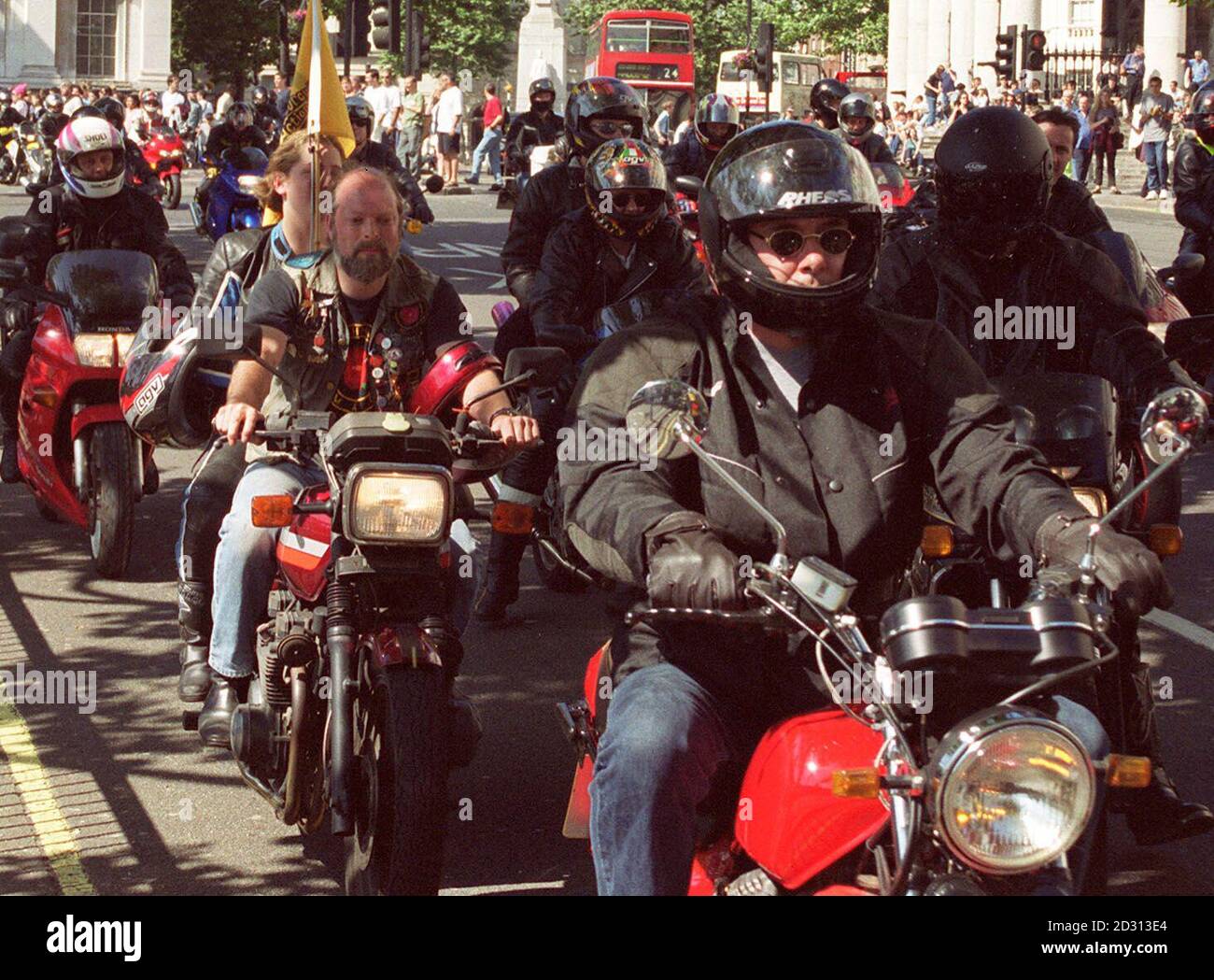 I sostenitori del Motorcycle Action Group attraversano Londra, in viaggio verso un raduno di massa in Trafalgar Square. Oltre 5,000 motociclisti provenienti da tutto il Regno Unito hanno manifestato contro il prezzo del carburante e la legislazione governativa rivolta ai motociclisti. Foto Stock