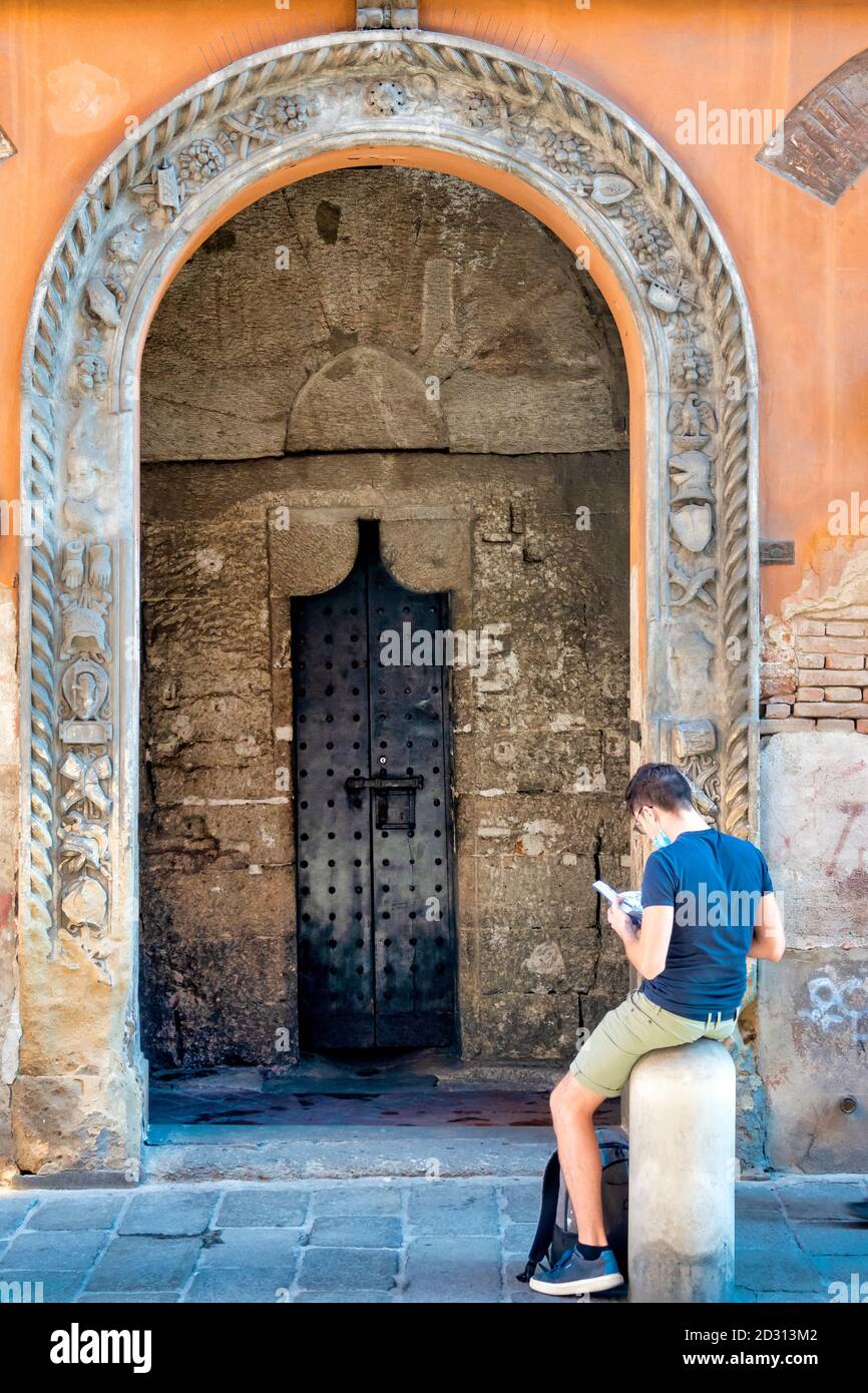 Turistico di fronte all'ingresso della Torre degli Asinelli, Bologna, Italia Foto Stock