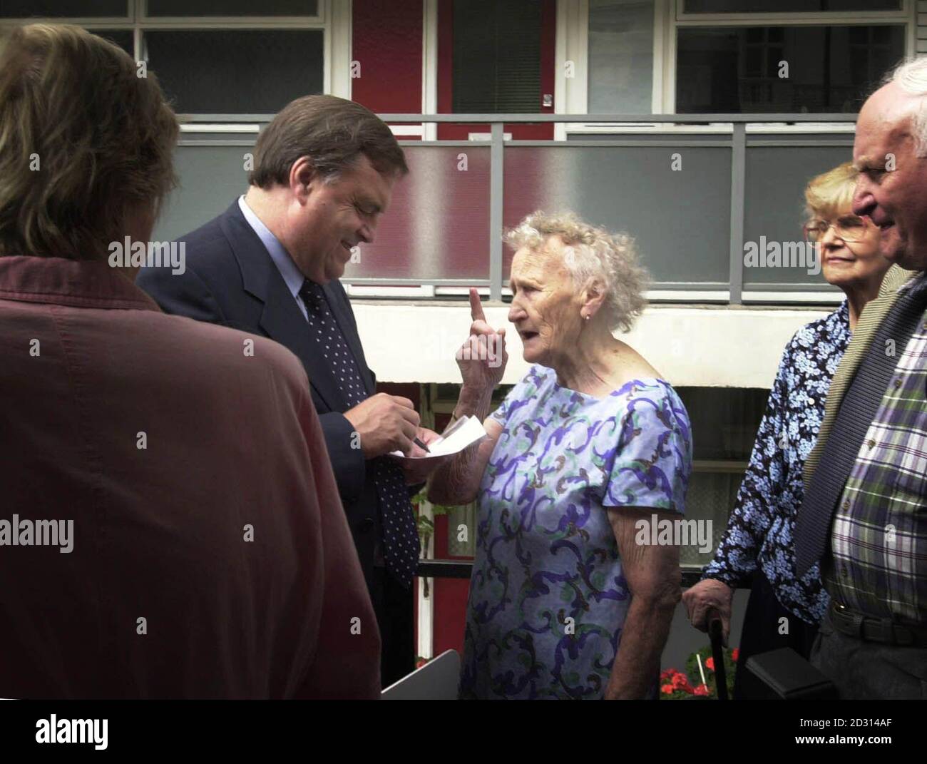 Il vice primo ministro John Prescott incontra i pensionati, dopo aver garantito tariffe di autobus a basso costo per i passeggeri disabili e anziani. Ha fatto l'annuncio ad un incontro a Pimlico, Londra. Le donne di età superiore ai 60 anni e gli uomini di età superiore ai 65 anni pagheranno non più della metà del prezzo. * per i viaggi in autobus in un regime nazionale di 50 milioni di euro. Foto Stock