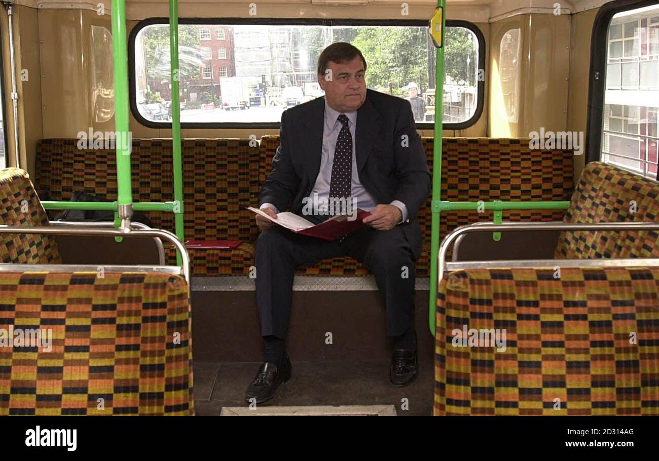 Il vice primo ministro John Prescott su un autobus londinese, dopo aver garantito tariffe di autobus a buon mercato per i pensionati. Prescott ha fatto l'annuncio in una riunione a Pimlico, Londra. Le donne di età superiore ai 60 anni e gli uomini di età superiore ai 65 anni pagheranno non più della metà del prezzo. * per i viaggi in autobus in un regime nazionale di 50 milioni di euro. Foto Stock