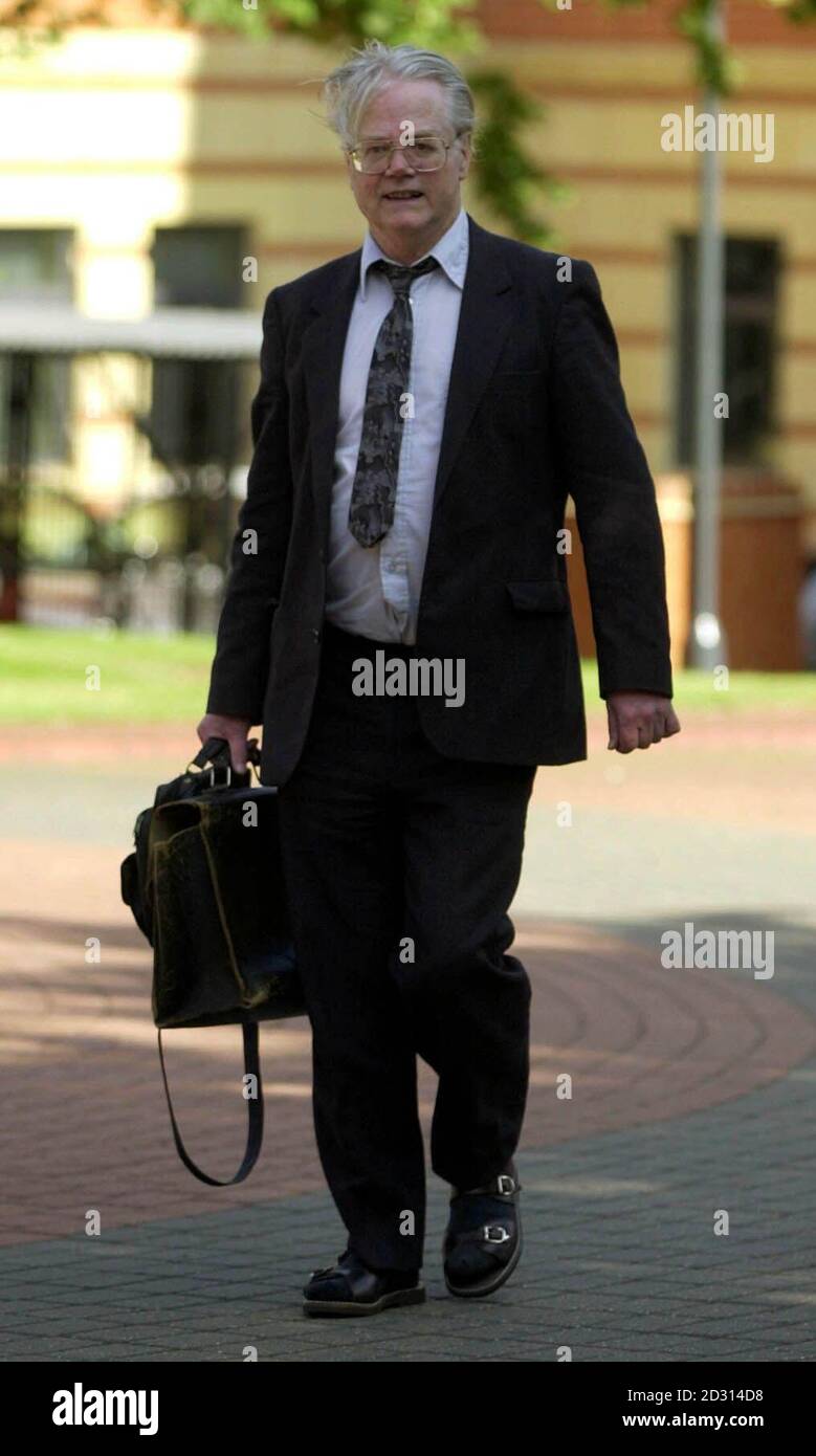 L'ex sacerdote cattolico romano Michael Ingram (67) arriva alla Leicester Crown Court, per affrontare le accuse di aggressione indecente contro sei ragazzi. Foto Stock
