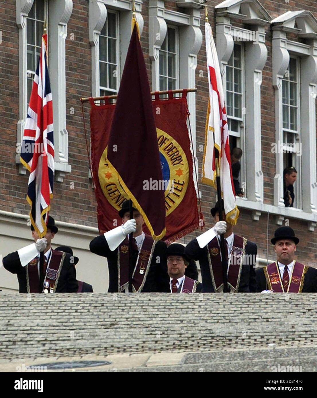 I ragazzi apprendisti di Derry camminano intorno alle mura di Derry. La controversa parata è passata pacificamente mentre i marchers partivano per la manifestazione principale a Londonderry senza protestare per non essere autorizzati a camminare sulla strada nazionalista del basso Ormeau. *... Più di 10,000 membri del Loyal Order e 170 band convergeranno su Derry per la principale parata annuale dell'organizzazione. Foto Stock