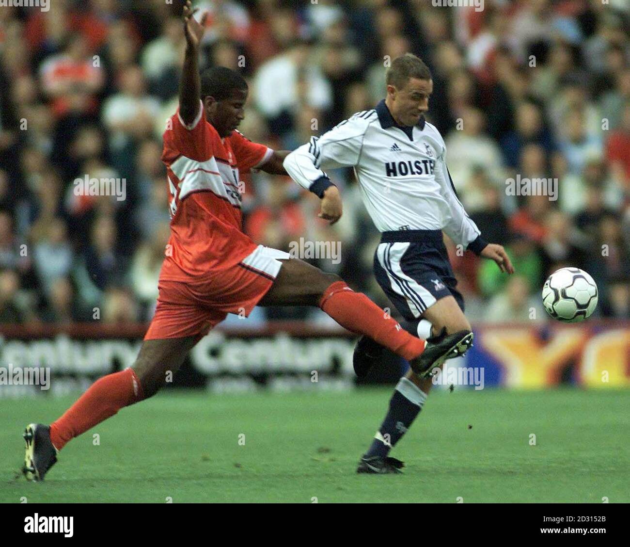 QUESTA IMMAGINE PUÒ ESSERE UTILIZZATA SOLO NEL CONTESTO DI UNA FUNZIONE EDITORIALE. NESSUN UTILIZZO DI SITI WEB/INTERNET A MENO CHE IL SITO NON SIA REGISTRATO PRESSO LA FOOTBALL ASSOCIATION PREMIER LEAGUE. Middlesbroughs Hamilton Ricard (a sinistra) combatte con Chris Perry di Tottenham Hotspur durante la loro partita di calcio al Riverside Stadium. Foto Stock