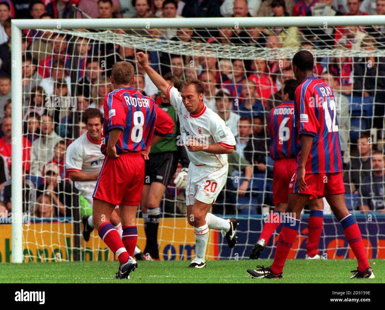 Il manager David Platt si trasforma e celebra dopo aver segnato un gol nella Nottingham Forest contro Crystal Palace Division uno partita di calcio a Selhurst Park. Foto Stock