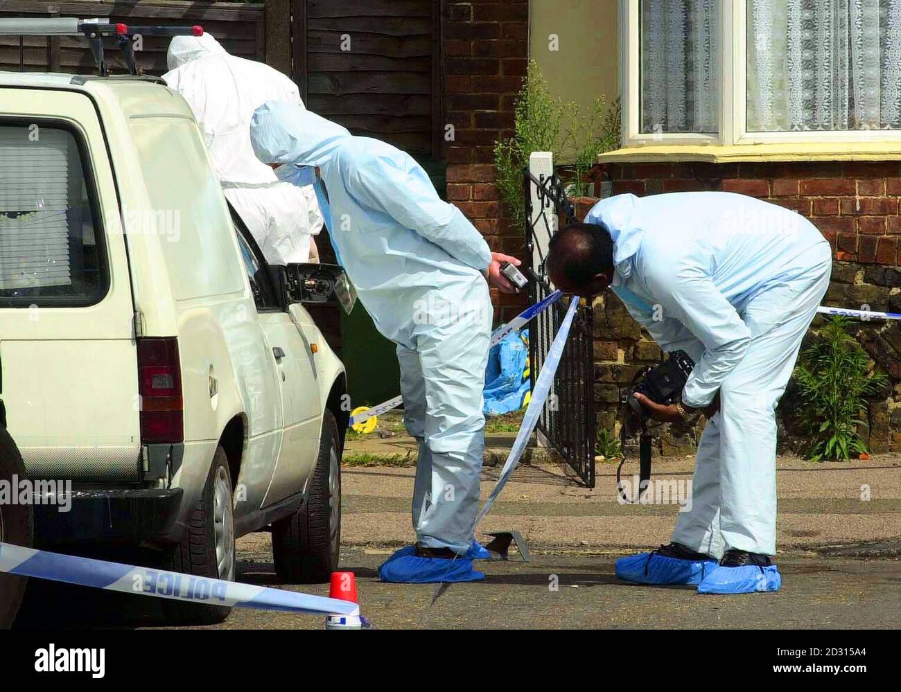 Ufficiali forensi ispezionano la scena della sparatoria mortale a Grays, Essex. Gli ufficiali hanno sigillato Parkside a Grays, Essex, e sono alla ricerca di un ciclista motore che è stato visto lasciare la strada poco dopo l'incidente. Foto Stock