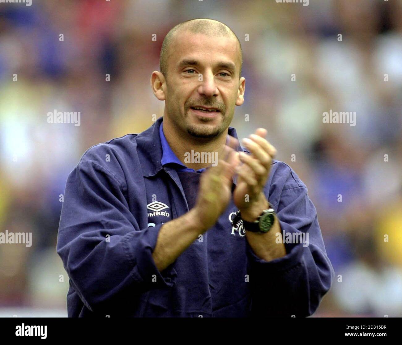 QUESTA IMMAGINE PUÒ ESSERE UTILIZZATA SOLO NEL CONTESTO DI UNA FUNZIONE EDITORIALE. NESSUN UTILIZZO DI SITI WEB/INTERNET A MENO CHE IL SITO NON SIA REGISTRATO PRESSO LA FOOTBALL ASSOCIATION PREMIER LEAGUE. Il manager del Chelsea Gianluca Vialli applaude la sua squadra, durante la sua partita di football della fa Premiership contro Aston Villa a Villa Park, a Birmingham. * 01/05/01 Watford terrà una conferenza stampa a Vicarage Road domani, mercoledì 2 maggio 2001 per annunciare il loro nuovo manager in seguito alle notizie che l'ex boss del Chelsea Gianluca Vialli è in procura. Foto Stock