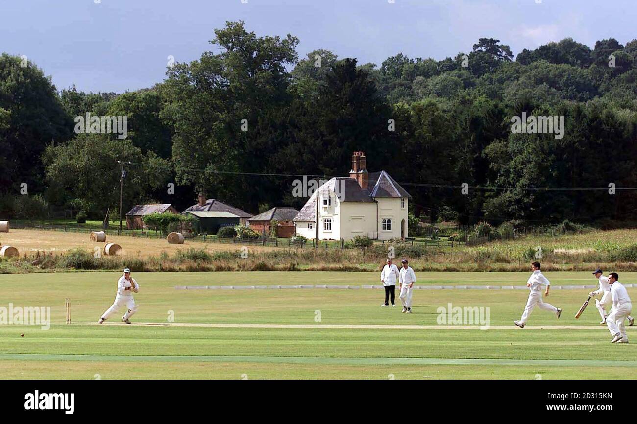 Keeper's Lodge e l'Hansley Park Cricket Club, parte della tenuta di Bursley che va in vendita, per un fresco 18.5 milioni di euro. La vendita comprende 3,800 ettari di terreno agricolo vicino Winchester, boschi antichi, tre case coloniche, 23 cottage. *...due monumenti antichi, e un intero borgo. Il club di cricket è uno dei più antichi d'Inghilterra, fondato nel 1785 e i precedenti proprietari della tenuta includono il figlio di Oliver Cromwell, che fu utilizzato anche come sito di sviluppo per lo Spitfire durante la seconda guerra mondiale Nonostante la mancanza di una casa principale su 5,000 acri (che è stato venduto separatamente nel 1961) Foto Stock