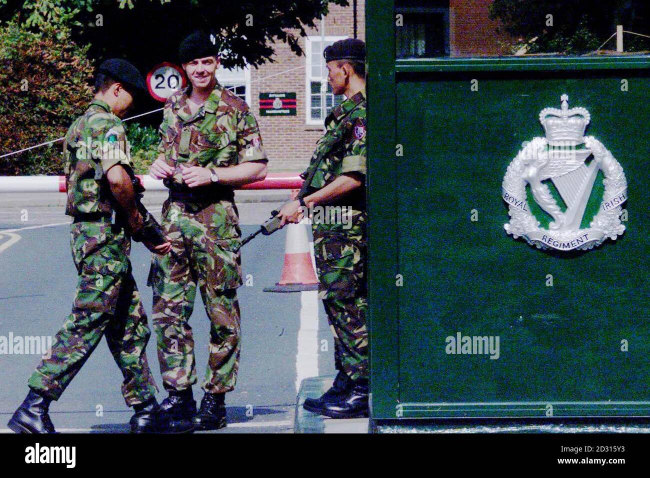 Soliders in guardia a Canternury Head Quarters, dopo questa mattina l'annuncio della liberazione degli ostaggi in Sierra Leone. Il Royal Irish Regiment si trova attualmente presso la Canterbury Barracks. Foto Stock