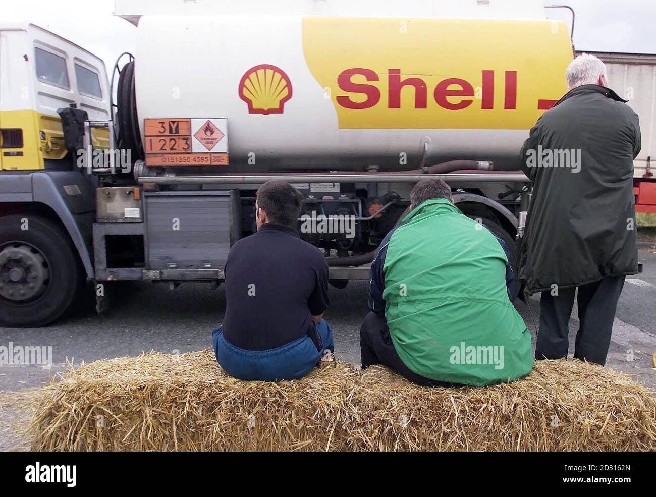 Tre petroliere contrassegnate come "servizi di emergenza" sono autorizzate ad entrare nella raffineria di Stanlow Oil a Cheshire, che viene commissionata dagli agricoltori e dai trasportatori su strada in una protesta contro gli elevati prezzi del carburante. Foto Stock