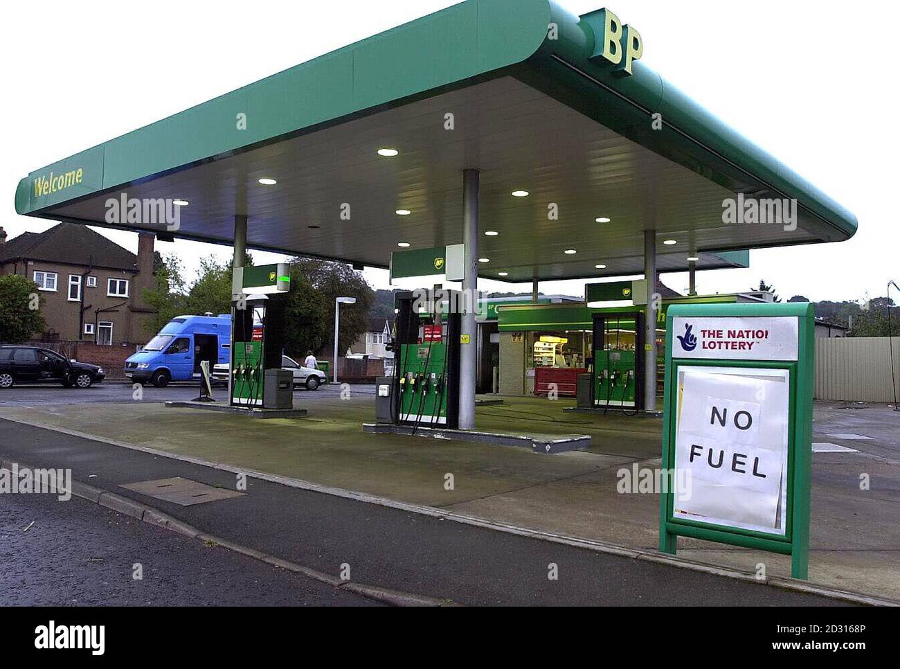 Una stazione di rifornimento a North Watford, Herfordshire, è ancora chiusa a causa della mancanza di carburante. Foto Stock