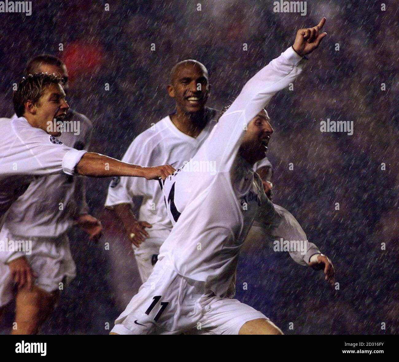 QUESTA IMMAGINE PUÒ ESSERE UTILIZZATA SOLO NEL CONTESTO DI UNA FUNZIONE EDITORIALE. NESSUN USO DI WEB SITE/INTERNET A MENO CHE IL LUOGO SIA REGISTRATO CON LA LEGA PREMIER DELL'ASSOCIAZIONE DI CALCIO.Lee Bowyer del Leeds United (braccio sollevato) scinde il suo wnner dell'ultimo minuto contro l'AC Millan, durante la loro partita di calcio del gruppo H della lega di UEFA a Elland Road, Leeds. Foto Stock