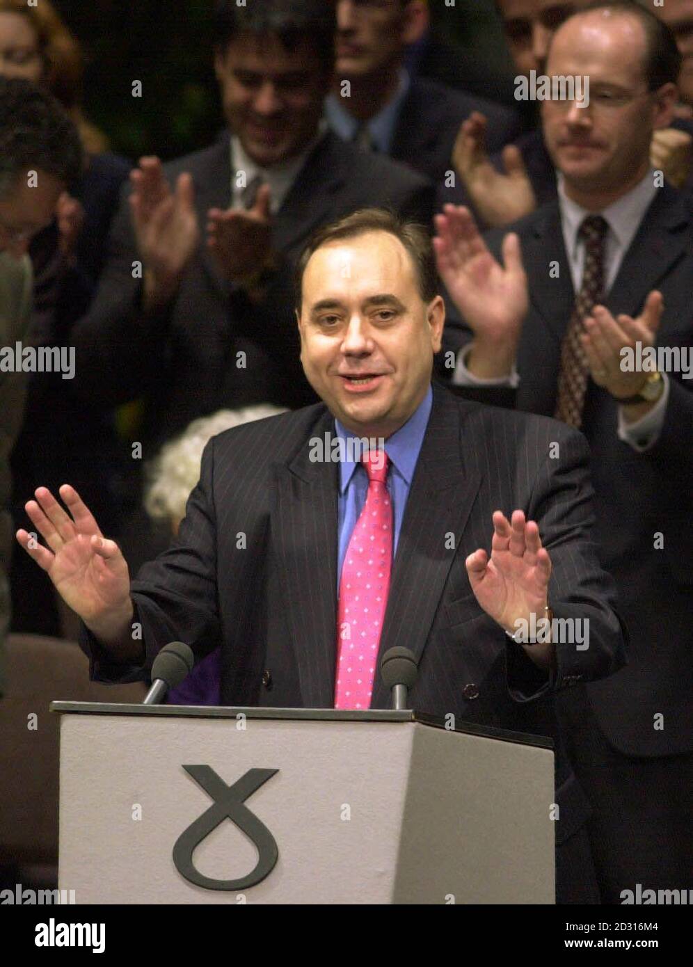 Il leader del Partito Nazionale Scozzese Alex Salmond riconosce gli applausi del pubblico e del leader John Swinney (in alto a destra), mentre egli ha tenuto il suo discorso di commiato alla conferenza SNP Party presso l'Eden Court Theatre di Inverness. * pochi istanti dopo i partecipanti hanno evacuato la sede, a causa di un incidente di sicurezza. Foto Stock