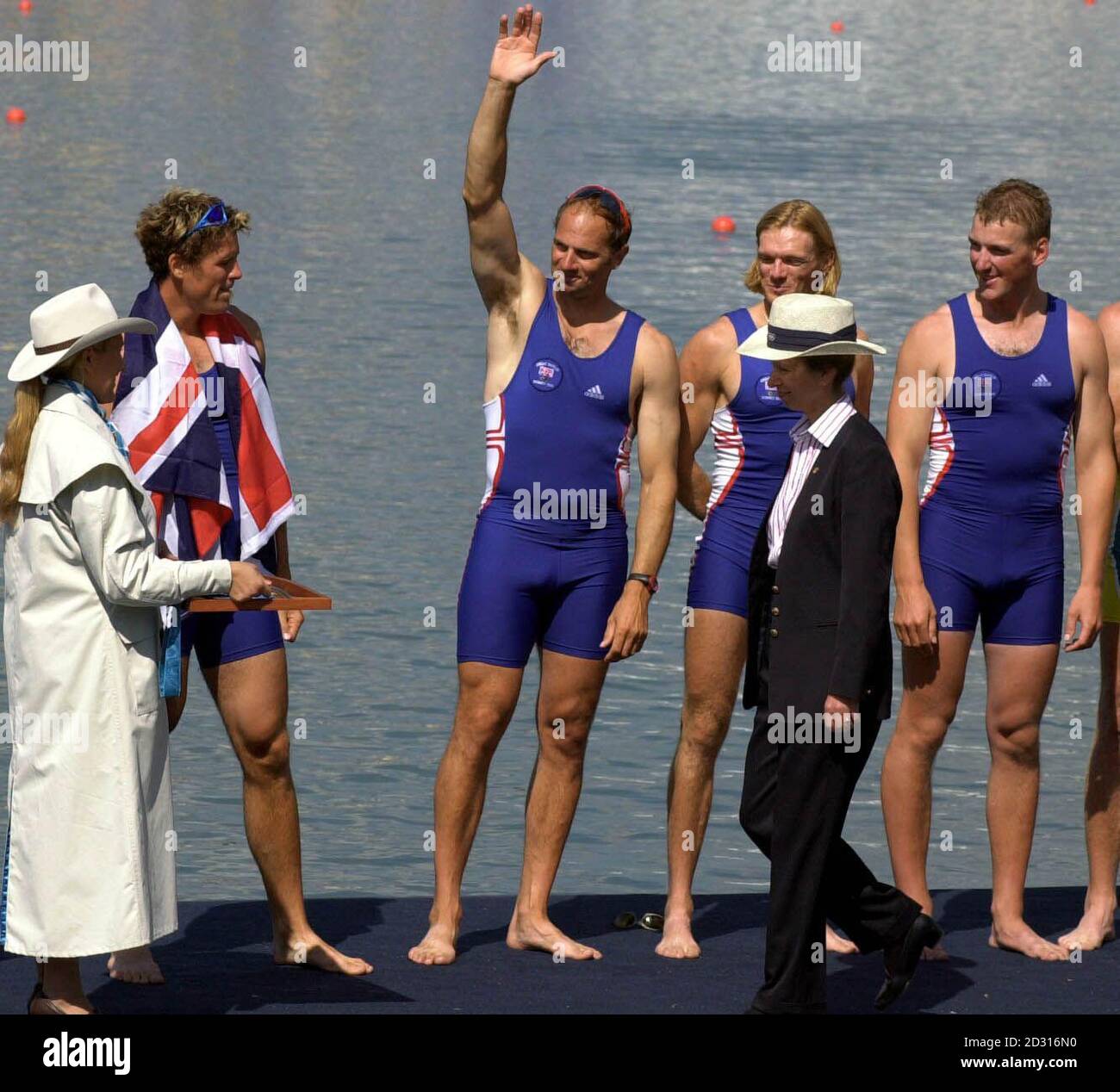 HRH la Principessa Royal si prepara a presentare la medaglia d'oro olimpica alla squadra di canottaggio della Gran Bretagna (da sinistra a destra) James Cracknell, Steve Redgrave, Tim Foster e Matthew Pinsent dopo aver vinto la finale di Men's Coxless Four alle Olimpiadi di Sydney. Foto Stock