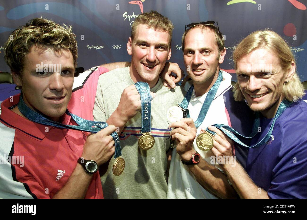 I vogatori britannici (da sinistra a destra) James Cracknell, Matthew Pinsent, Steve Redgrave e Tim Foster detengono le medaglie d'oro che hanno vinto nella finale maschile di Coxless Four ai Giochi Olimpici. Foto Stock