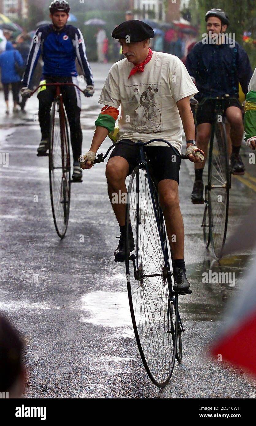 I concorrenti della Knutsford Great Penny Farthing Race si dirigono lungo il percorso, nell'unica gara al mondo per le moto antiche che si svolge una volta ogni dieci anni. Foto Stock