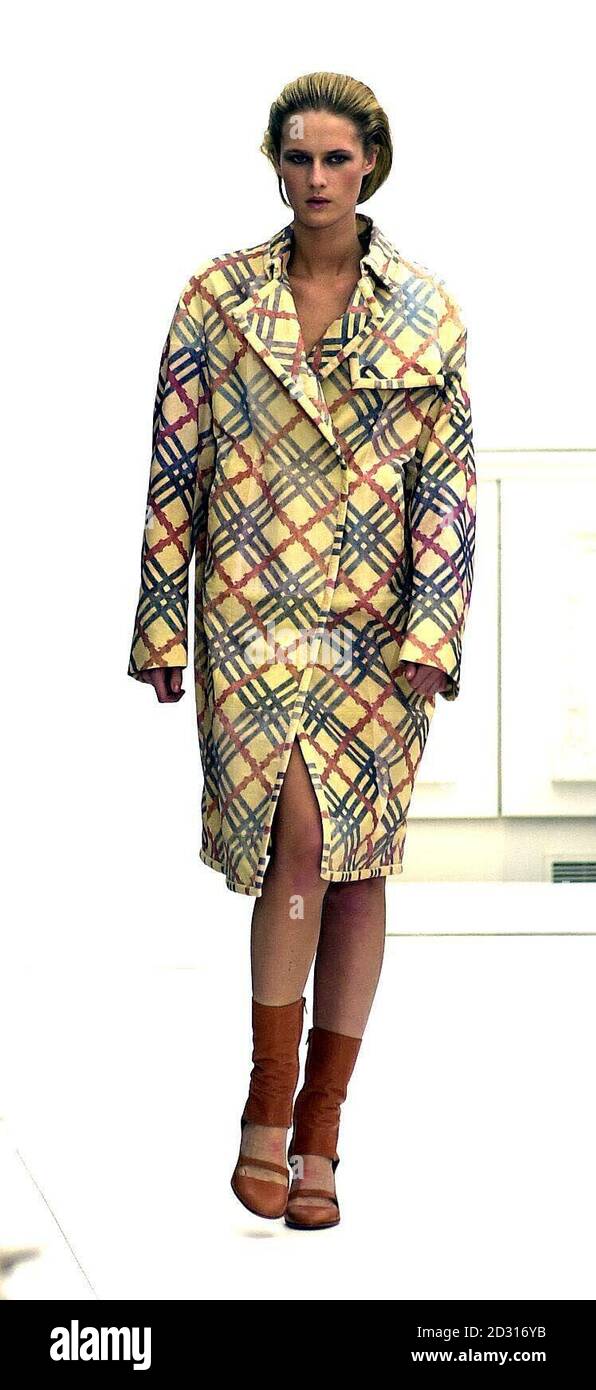 Un modello che indossa una creazione della collezione Burberry alla London Fashion Week. Foto Stock