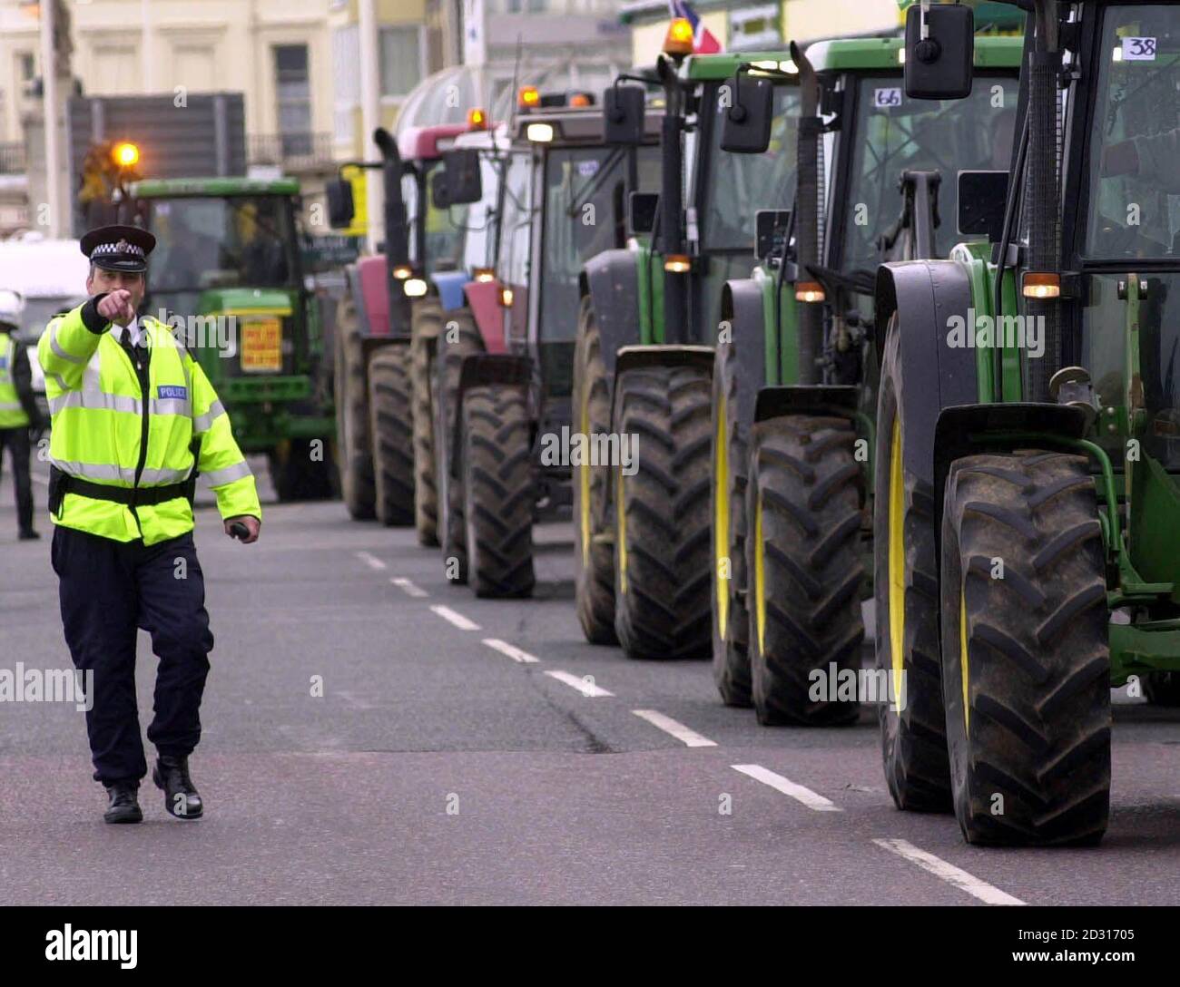 120 agricoltori guidano i trattori attraverso il centro di Brighton per protestare contro la conferenza del lavoro. *la flotta di trattori accompagnata da decine di altri veicoli a trazione integrale Uniti a 150 attivisti della NFU e circa 2,000 manifestanti della Countryside Alliance al centro di Brighton. Foto Stock