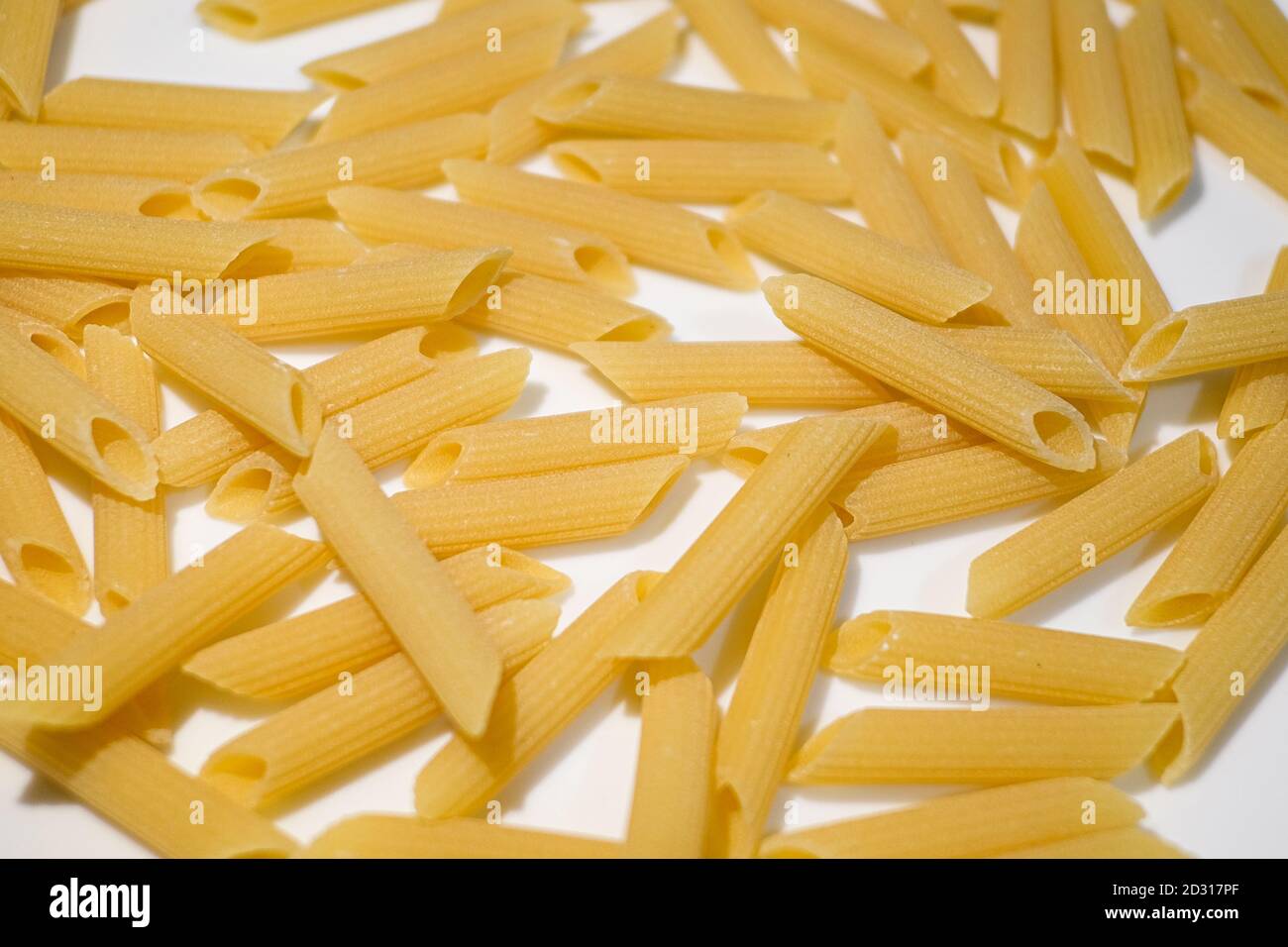 Primo piano vista della pasta di penne crudo, cucina italiana sana cibo sfondo Foto Stock
